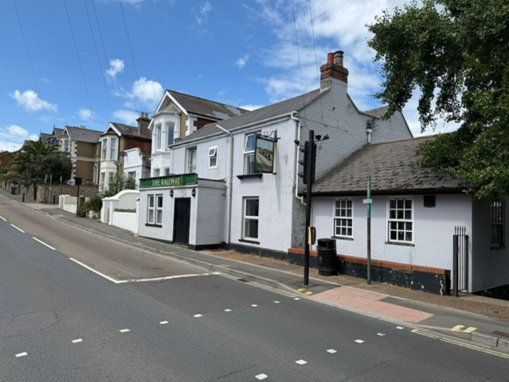 Lot: 111 - FREEHOLD TOWN CENTRE PUBLIC HOUSE WITH TWO-BEDROOM FLAT AND GARDENS - Alternative View of the Front